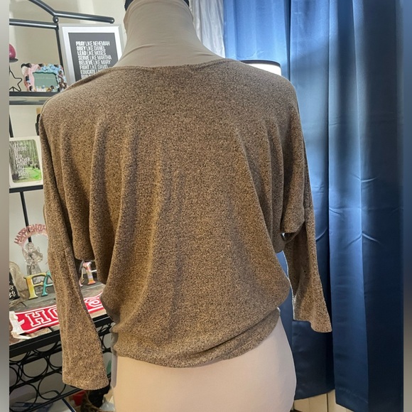 Beautiful lightweight, casual sweater - Picture 3 of 5